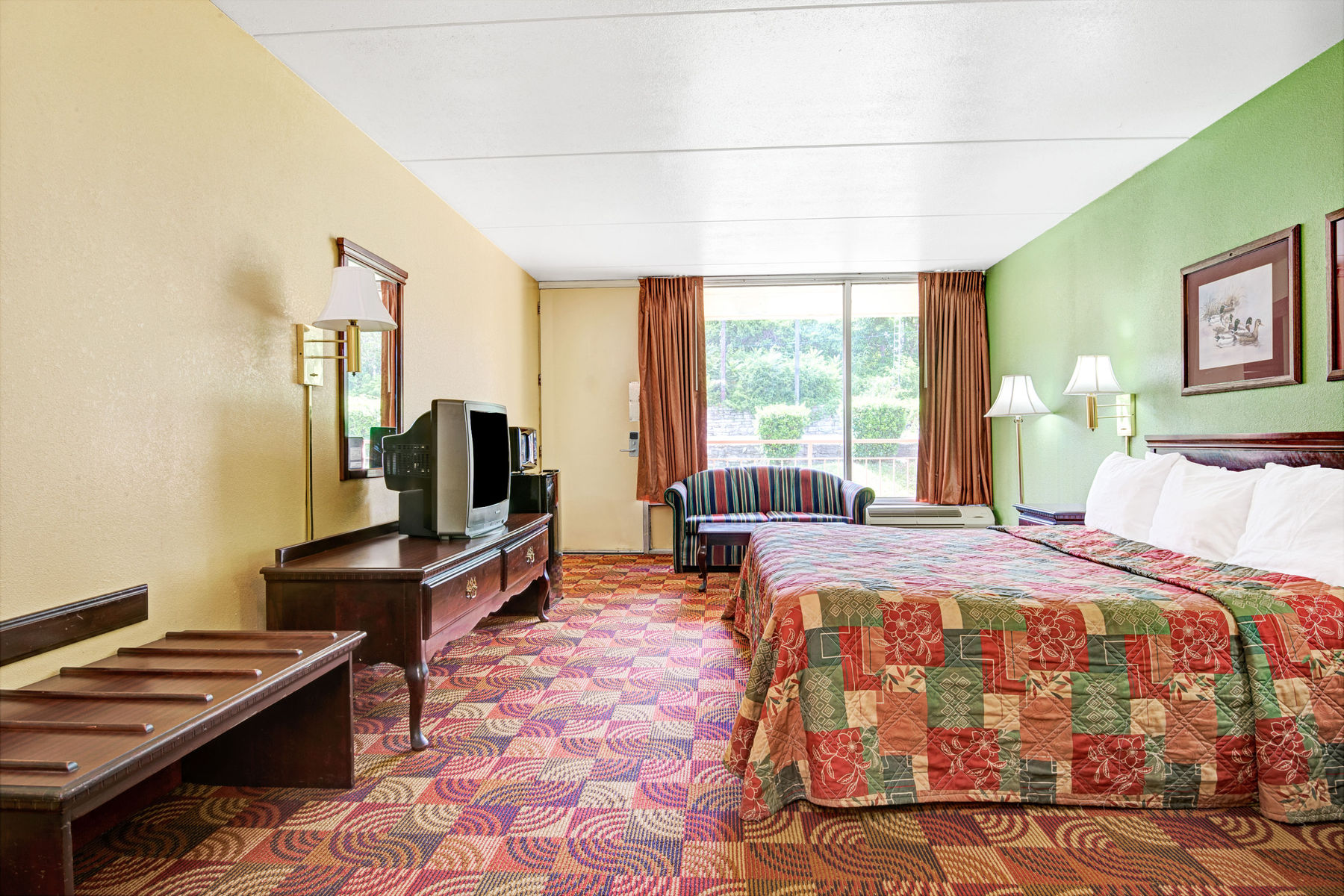 1 queen bed room